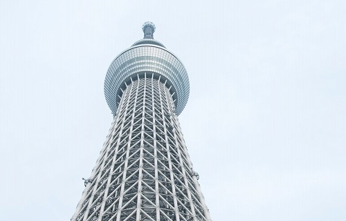 空高く聳え立つスカイツリー