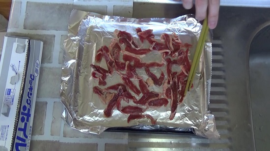 耐熱皿、アルミホイルの上に牛肉