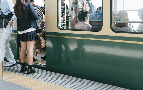 電車に乗り降りする人達