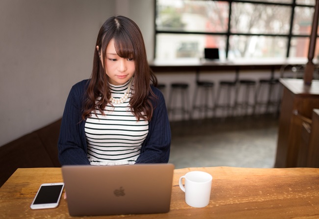 仕事をしているWebライターの女性