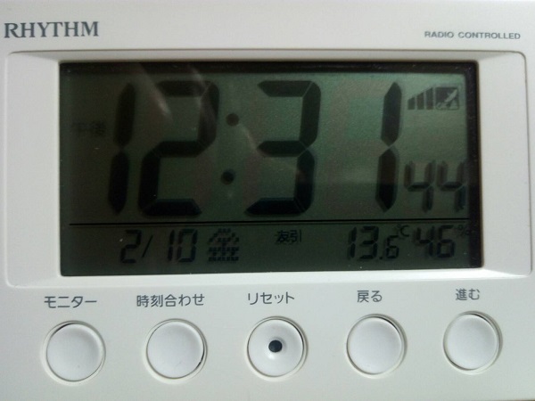 日付の表示、六曜表示、温度、湿度、1,000円を切る価格とは思えないほどの多機能