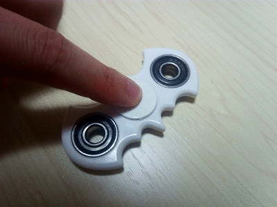 ハンドスピナーとは 世界人気の回転させるオモチャの遊び方 解説 評価レビュー アプリログス