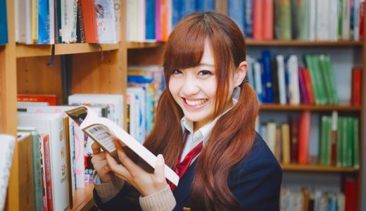 本を選んでいる女子高生