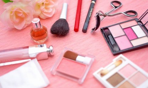女性の化粧品セットと数々