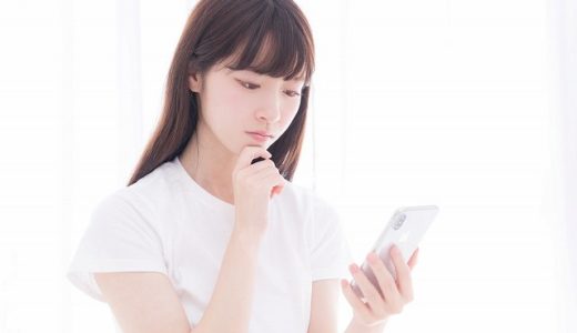 スマホアプリでバイトを探す女性