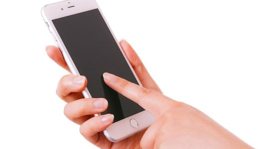 スマホを操作している女性の指