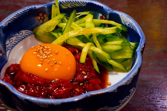 居酒屋メニューのユッケ