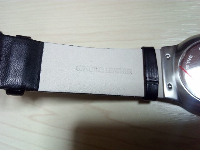 GENUINE LEATHERと刻まれたベルト裏