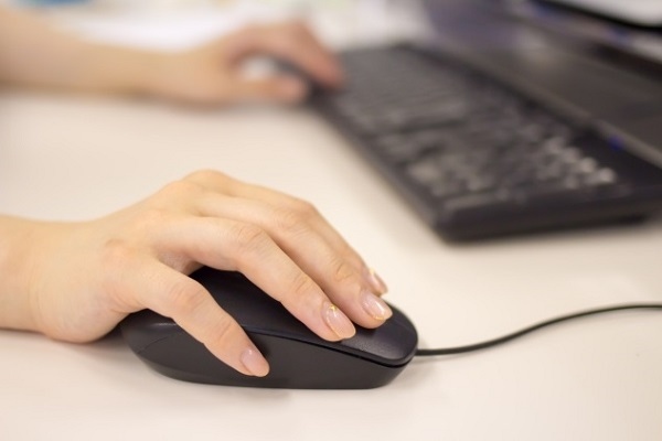 事務作業をする女性の手とキーボード