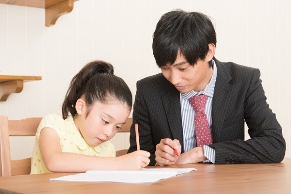 家庭教師の男性と生徒の少女