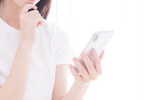 Amazonサイトを閲覧する女性