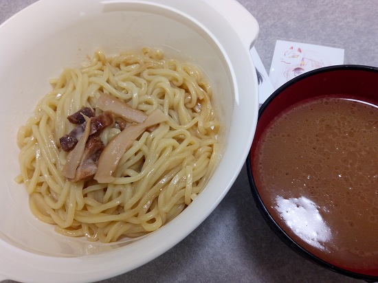 レンジでチンした炙り焼豚の極太つけ麺の写真