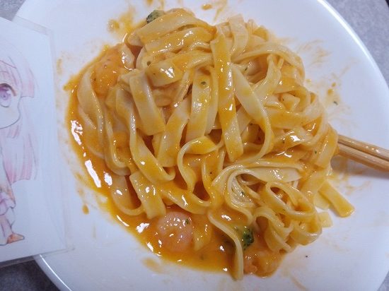 レンジでチンしたファミマのトマトクリームパスタの写真