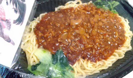 濃厚肉味噌ジャージャー麺の商品と天狗宇