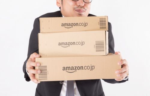 Amazonブラックフライデーで購入した商品を持つ男性