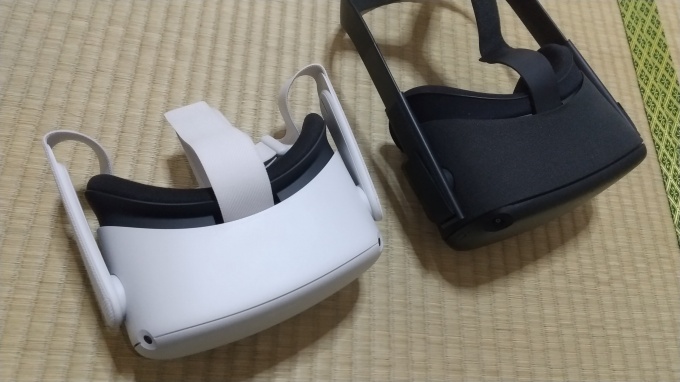 斜めに並べられたOculusQuestとOculusQuest2