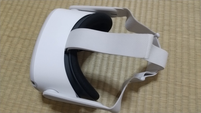 横に置かれたOculusQuest2の写真