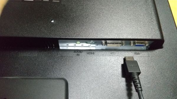 PCモニターの裏側・HDMI端子の差込箇所